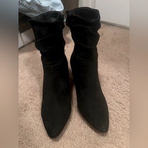 Women’s size 8 boots by Universal Thread. Like new.